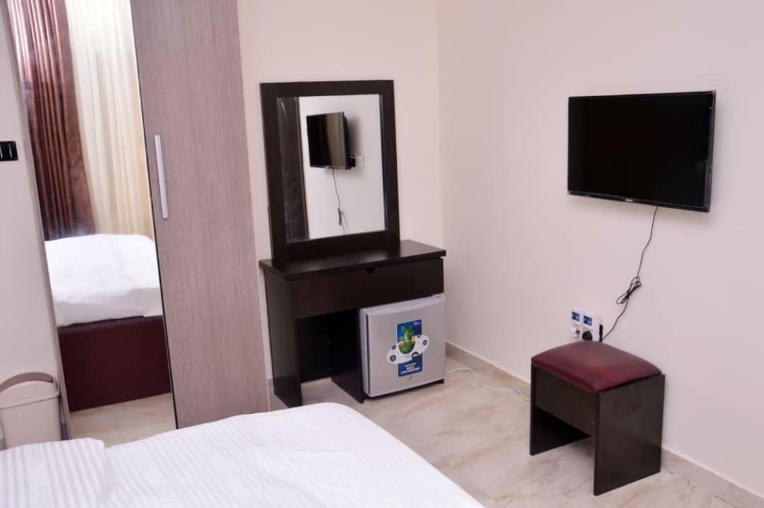 City Nest Hotel Ogombo エクステリア 写真